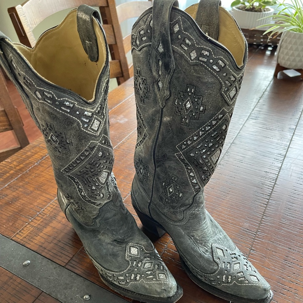 Corral snip toe cowboy boots size 9.